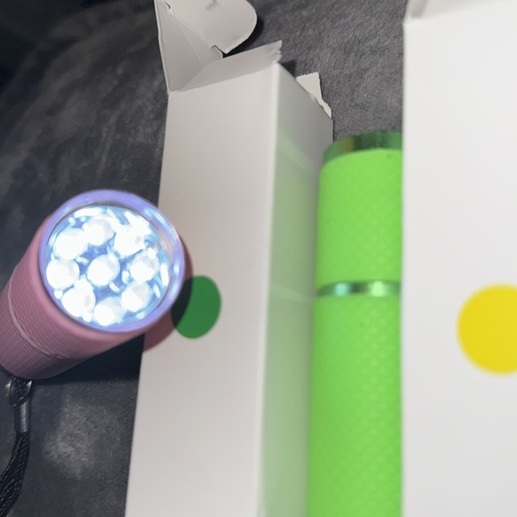 Set of two NEW small (one yellow one green) super bright LED flashlights - Picture 2 of 2